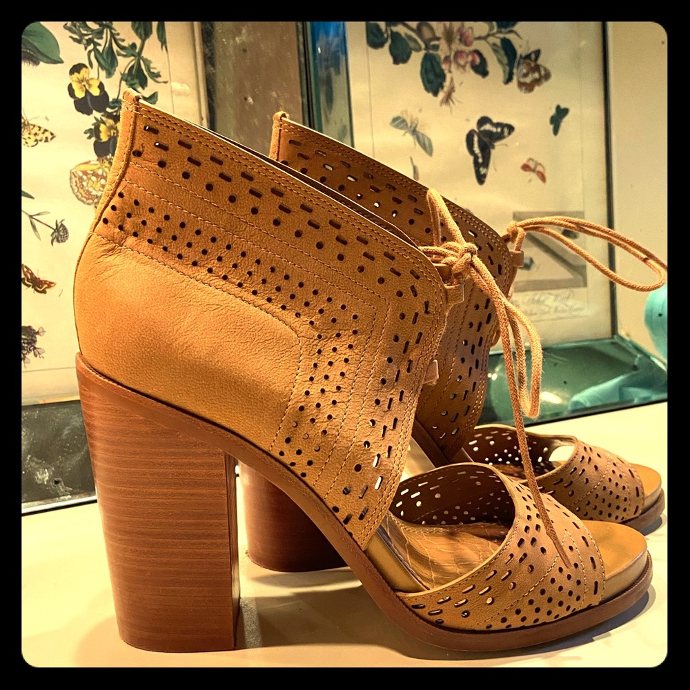 GORGEOUS & trendy Gianni Bini chunky heels EUC